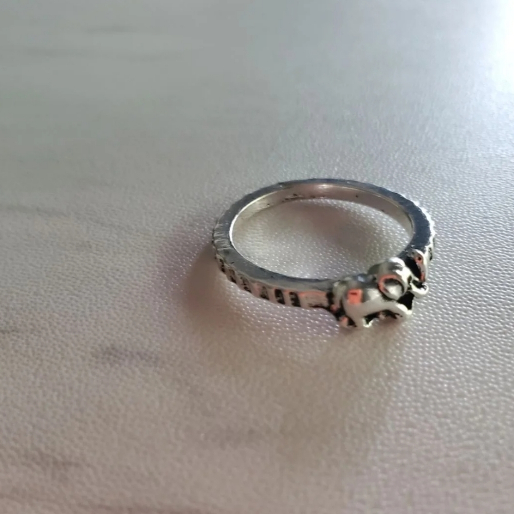 Size 8 Elephant Ring - Picture 4 of 7